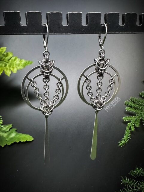 I’m back, and I’m bringing a lot of new and exciting updates to share with you all. Here’s a little preview of what’s on the way. 👀 Are you intrigued?
.
.
.
#chainmaille #chainmail #stainlesssteeljewellery #handcrafted #pnwmade #seattleartist #gothicstyle #handmadejewelry #artisan #jewelrydesigner