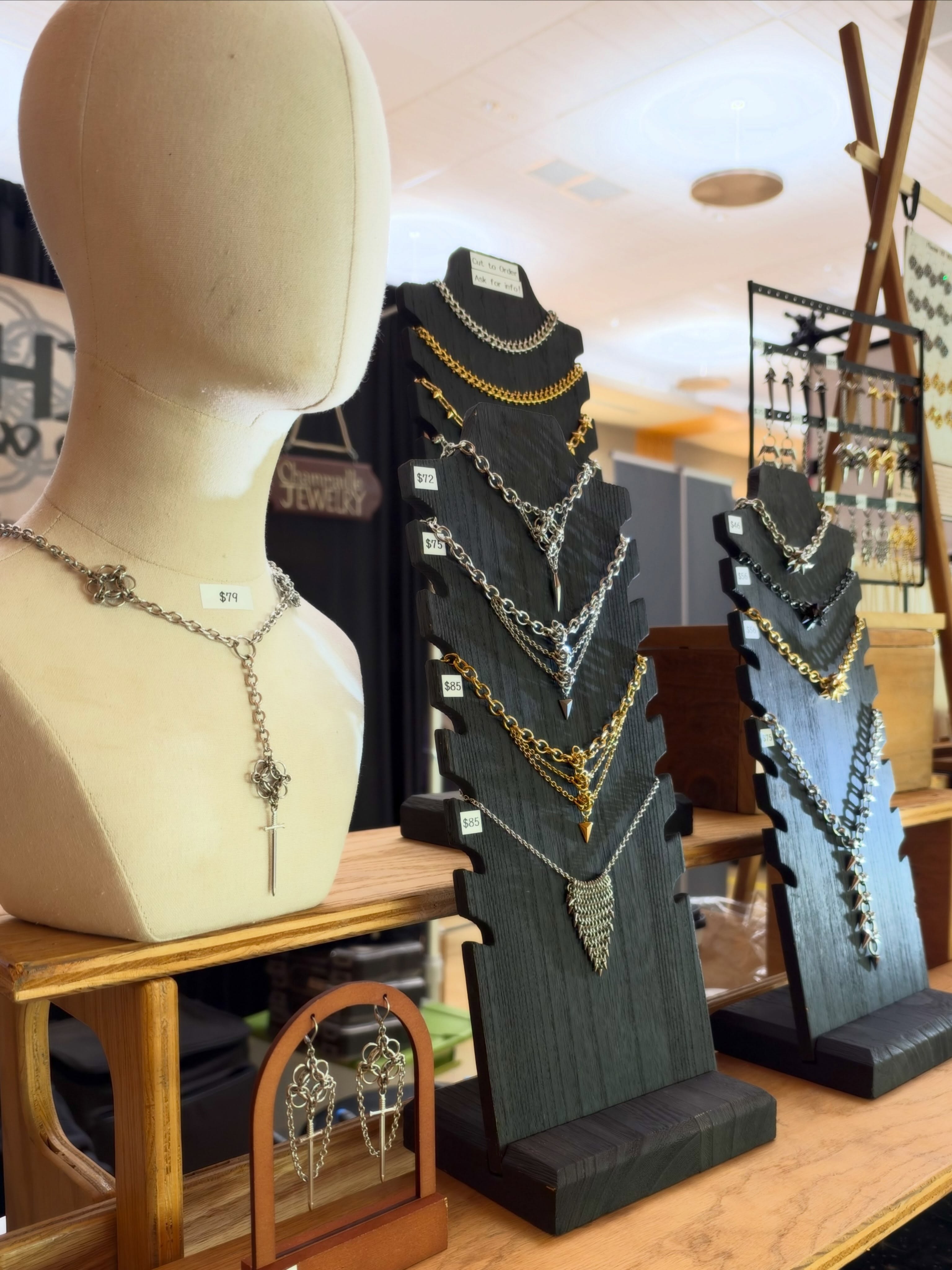 Fully stocked with new designs here @geekcraftexpo Creepcraft PDX! Come down and shop with us today until 5pm. Portland State University SMSU building 3rd floor.
.
.
.
#chainmaillejewelry #handcraftedjewelry #gothicjewelry #pnwartist #craftfairs